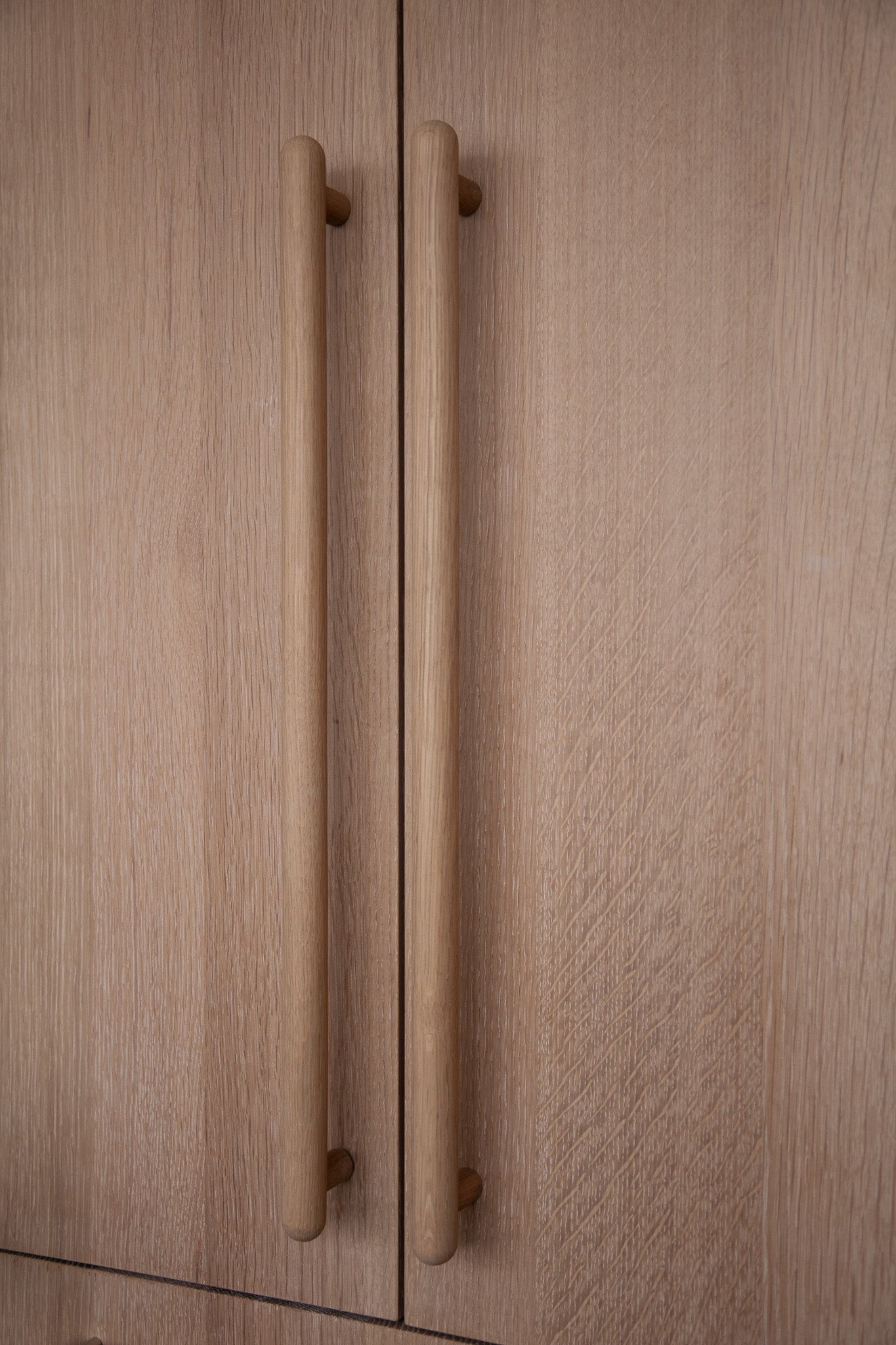 WHITE WASH OAK | TWO STANDOFFS